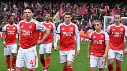 英超积分榜两大奇观：5队同积18分，第12名距离前四仅差3分