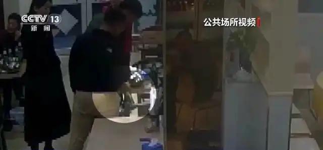 山东淄博，醉酒男子看到朋友在吃饭，于是走进去准备再喝两杯，随手拿起酒瓶预备在桌子