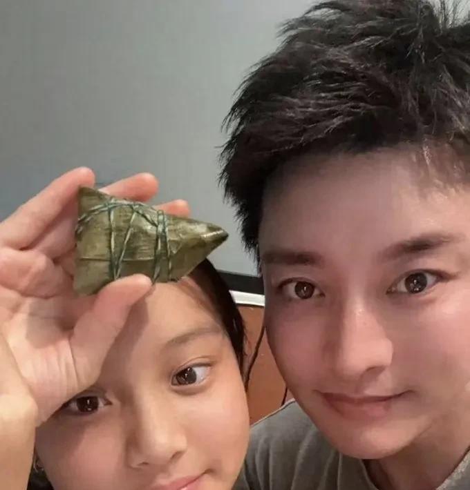 几个星二代里面我最喜欢的就是甜馨，因为她的内核真的很强大，爸妈分开的这么不体面。