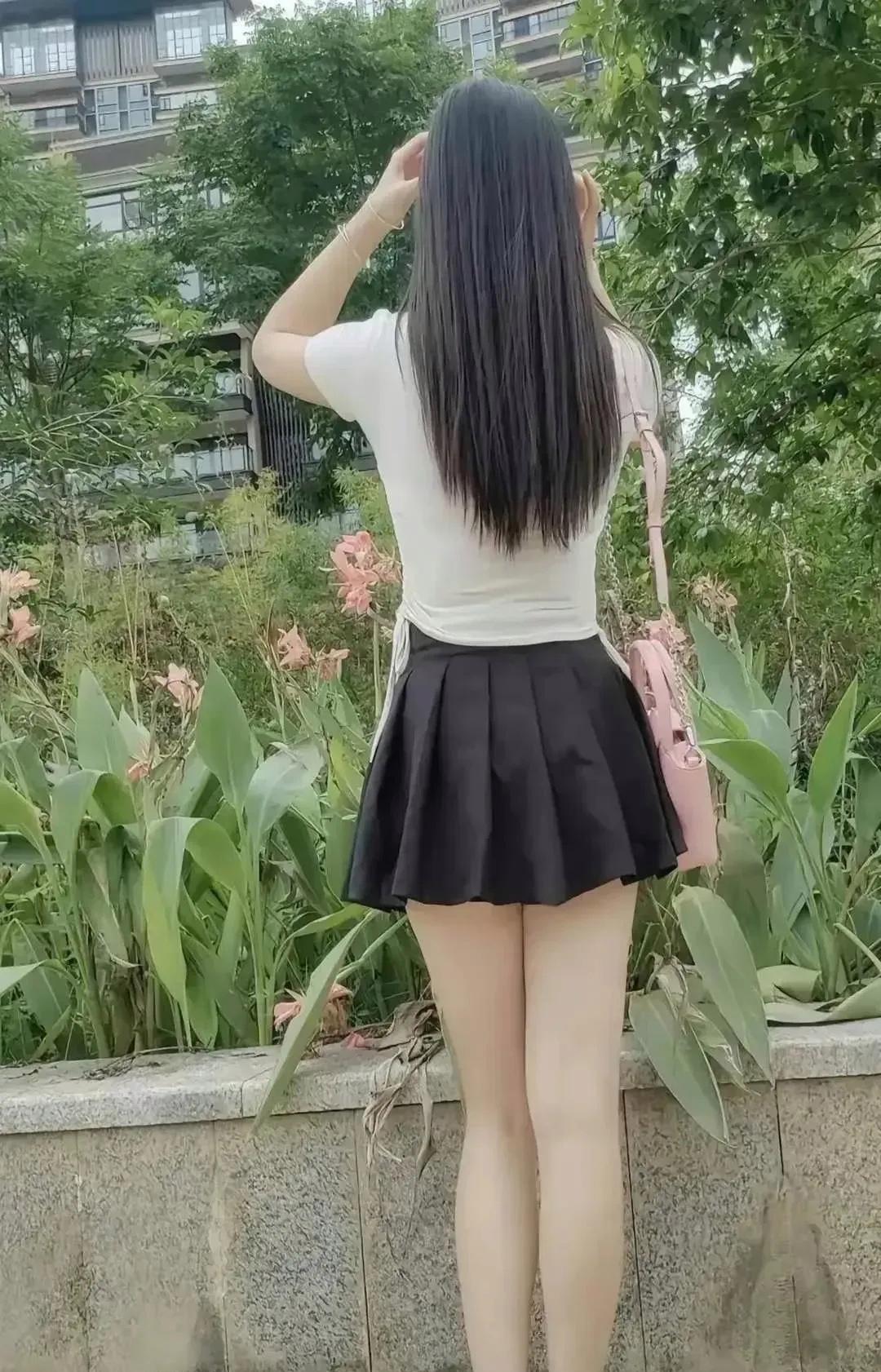 今天穿了条小短裙，心情美美哒！????