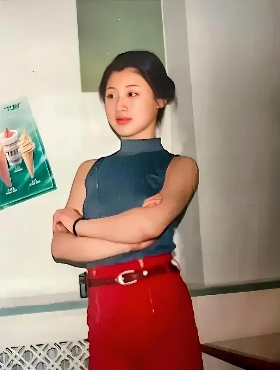 1996年，一名上海的大学生，留下的一张老照片，镜头中的她面容姣好，红润的面颊，