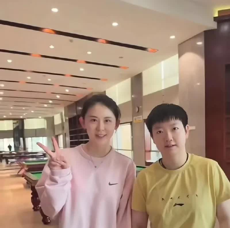 认真看！
莎莎真是一点都不生分，
这应该是她们第一次见面，
但莎莎还是跟她