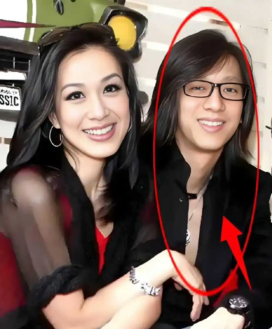 原来钟丽缇的两个女儿是跟他生的啊
但是他两真的好配 ，日系帅哥的感觉
