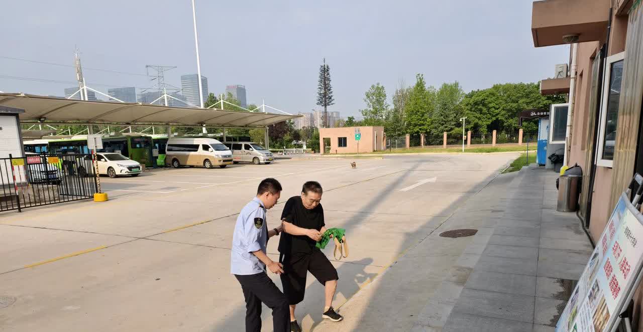 暖心守护！236路公交驾驶员与调度员助走失老人平安回家
 6月22日早7点多，