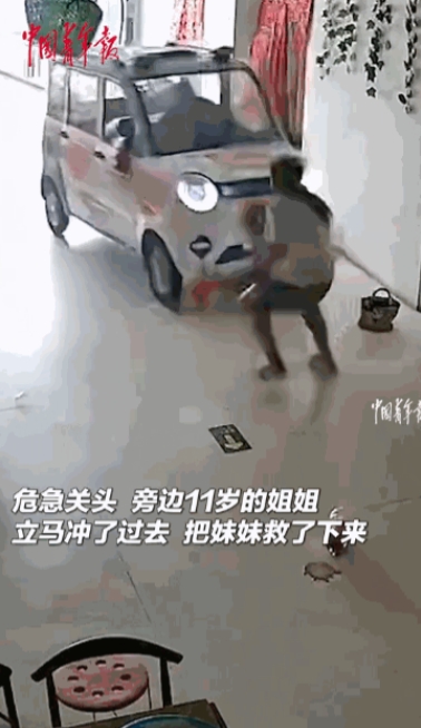 “了不起的姐姐！”河南周口，一辆失控的老头乐突然撞进一家店里，店内的姐姐被撞击声
