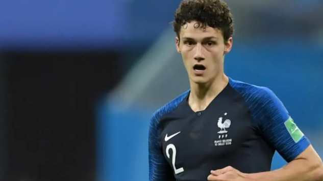 帕瓦尔是一名备受瞩目的后卫，他以稳健的防守和出色