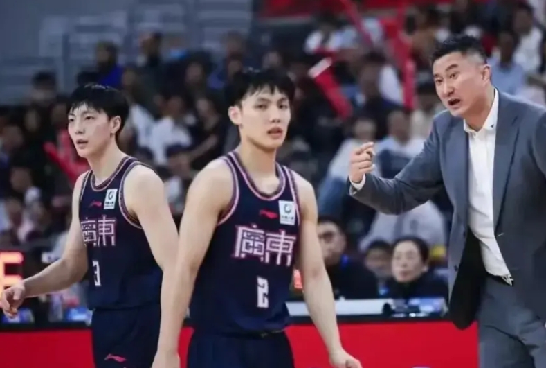 115:117，广东宏远队客场苦战依然输山西队。
只能说广东宏远队，从教练到球员