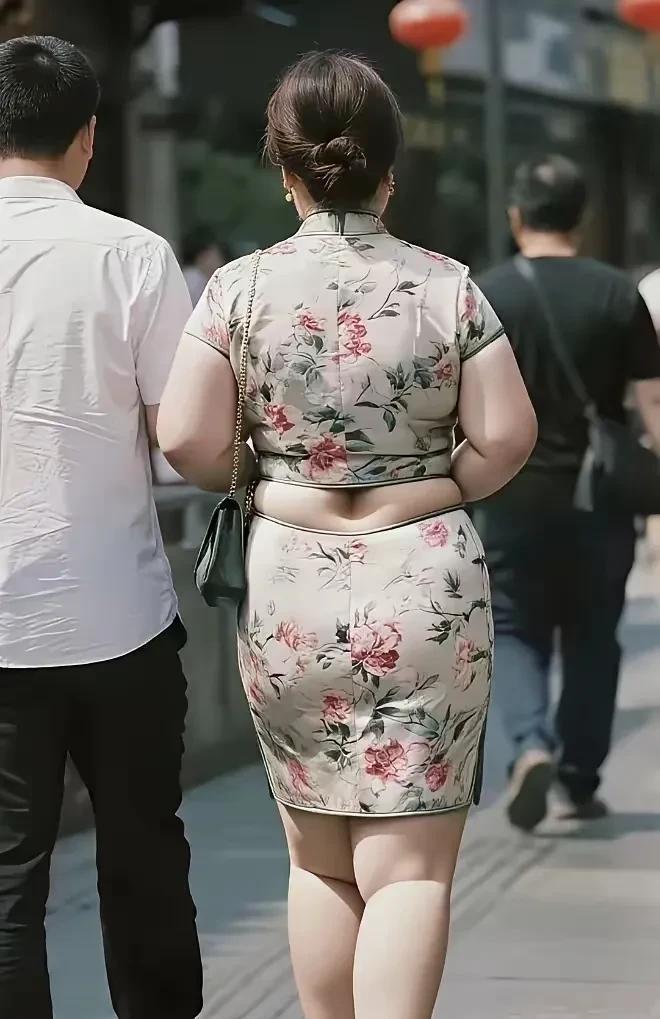 女的胖不趁穿旗袍，衣服勒的太紧绷。你看，她这样穿真的好看吗？
这女的身材稍微有点
