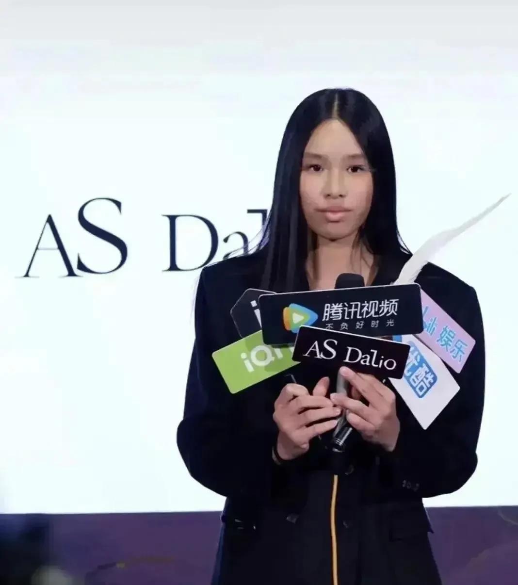 老实讲，真的很羡慕张庭和她女儿这份迷之自信。
张庭女儿又黑又丑的形象被她说成高级