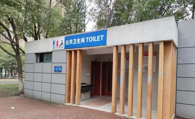 女子赤裸上半身检查时遭护士闯入，我在公共厕所上大号，一位保洁阿姨拖着拖把就进来拖