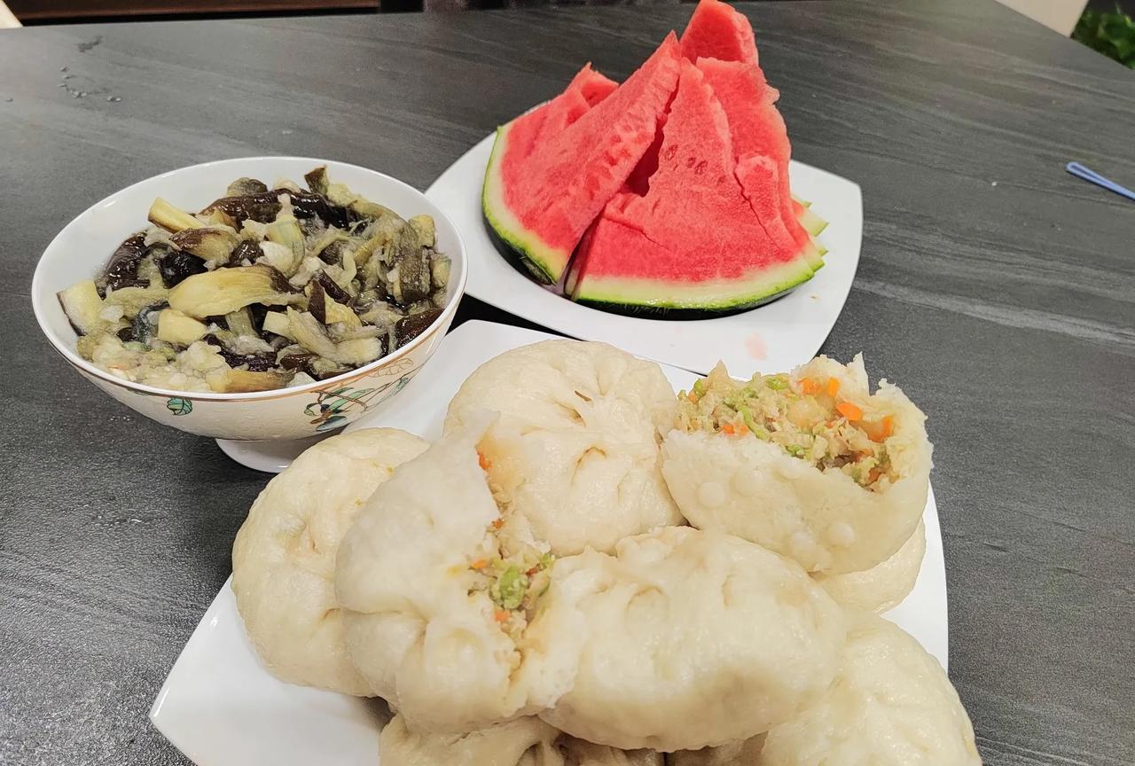 民以食为天，粗茶淡饭胜海鲜！
眼下，高温来袭，外面上蒸下煮。热天吃什么？成了一个