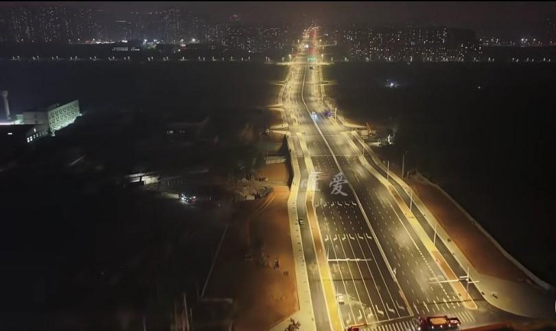 哇塞，石家庄市谈固大街南延全线通车啦！尤其是夜色里路灯开启，那金黄色的路面又宽又
