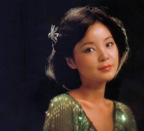 1983年，有人问歌唱家李谷一，怎样评价邓丽君？李谷一说：“她只不过是台湾的一个