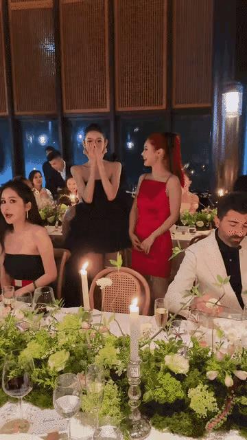 张艺凡和奚梦瑶撞衫，你们觉得，谁尴尬了？
老实说，奚梦瑶很难不尴尬吧？
首先，论