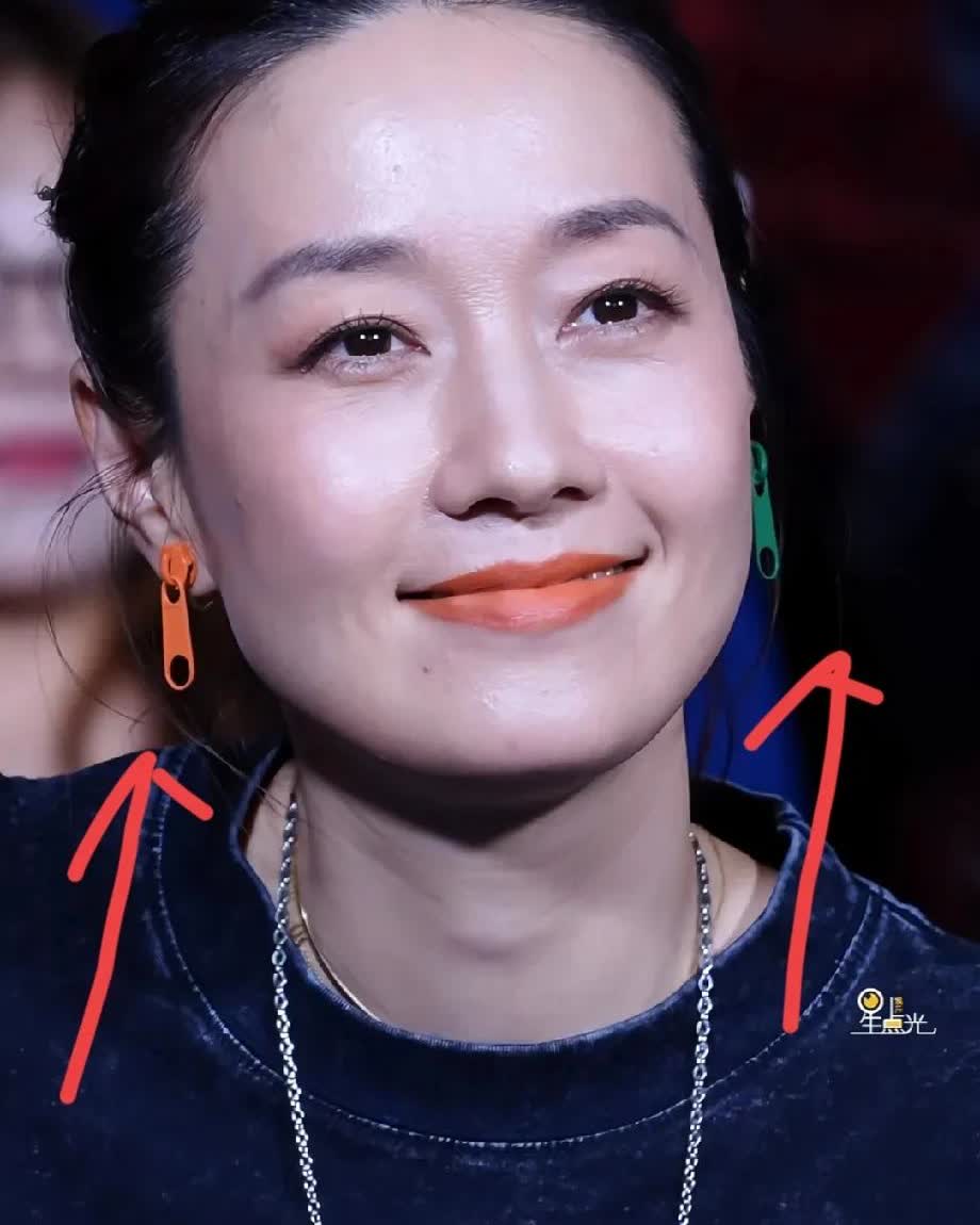 马伊琍你咋就不听劝呢，
都快50岁的人了，
出席活动时，还打扮的这样
时尚
