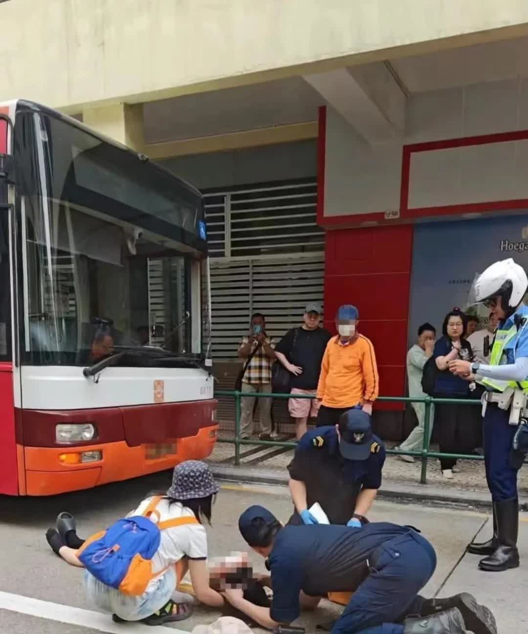 网上刷到了澳门“冷酷”的交通法规，反倒赢得了大片叫好声，两名内地女子到澳门旅游，