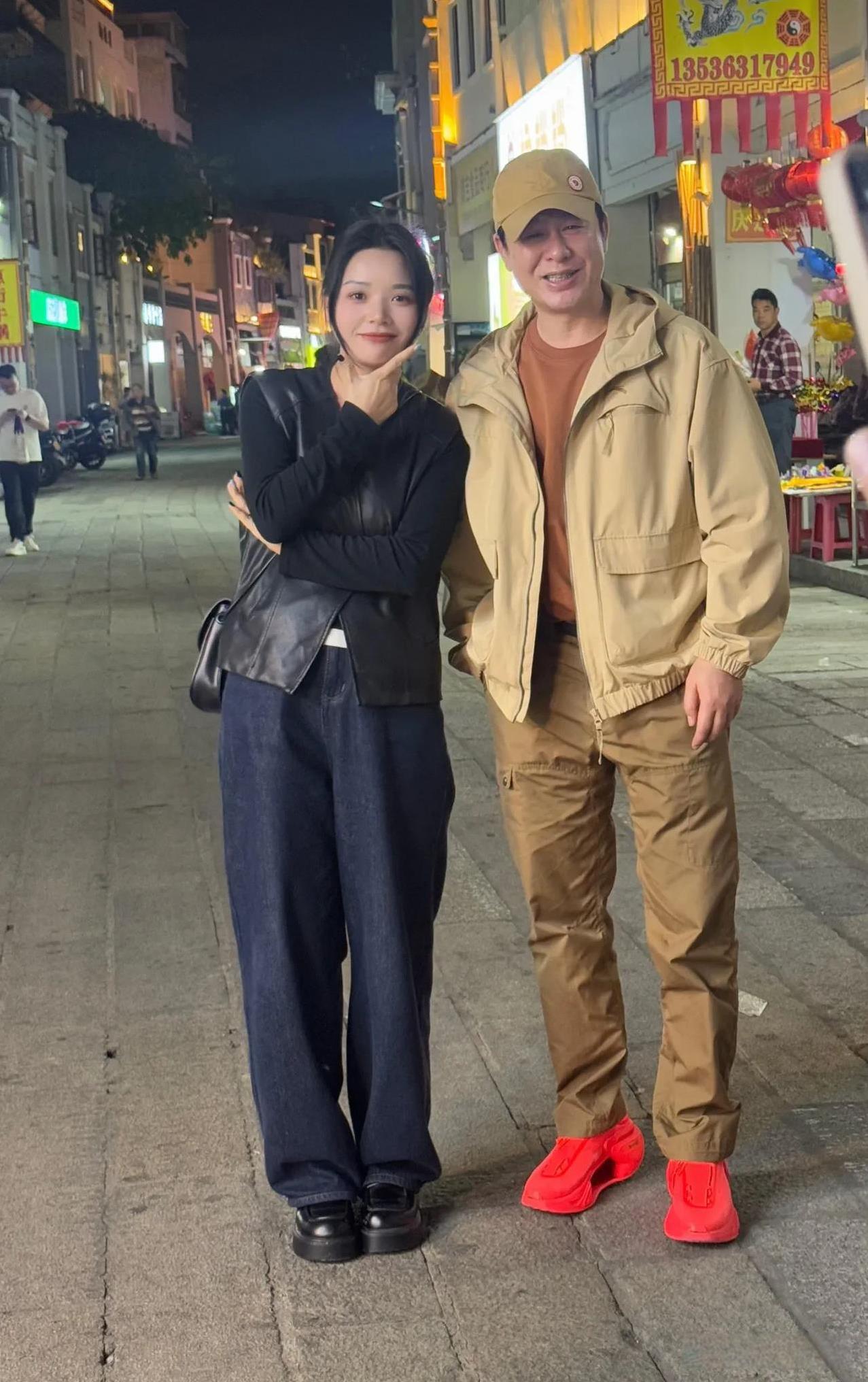 水东街偶遇张颂文，整个互动过程中，张颂文始终保持自然状态，既没有助理护驾也未催促