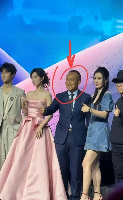原来这就是张萌的富豪老公吕超，长得确实不帅，个子还矮。

不过吕超很有才，他是上