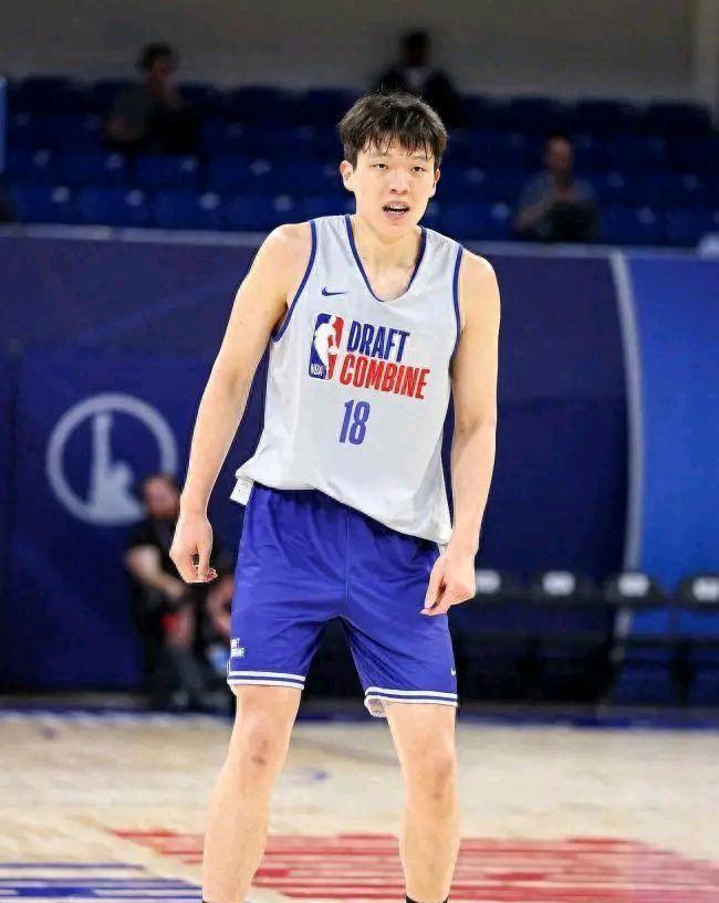 杨瀚森能否像约基奇那般逆袭？

1.杨瀚森，身高2.18米，体重119公斤。
