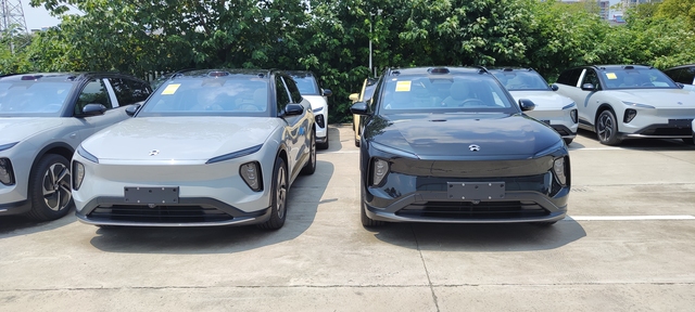 颜色后悔了
当时定没看到实物，看网上都是灰色多，选了星灰，今天去交付中心看了下，