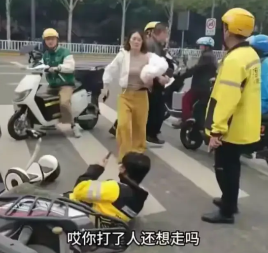 重庆42岁女子殴打21岁外卖员，用脚踩头部，小伙不敢还手被打入院。据说女子喝了一