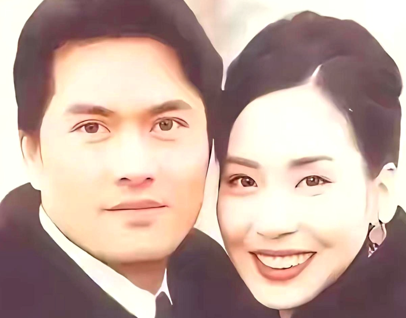 1990年，吕良伟父亲大骂：“你老婆周海媚天天睡到12点，这么懒的女人，也不伺候