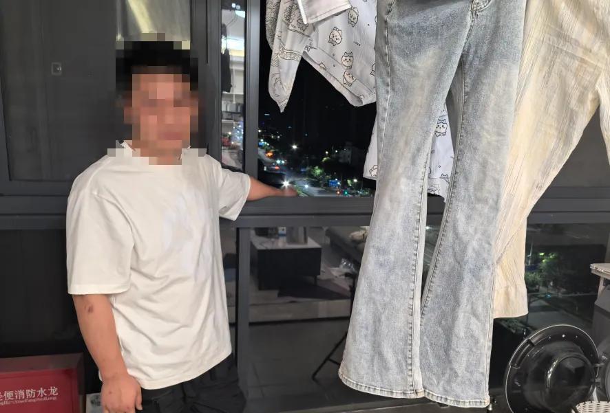 男子为发泄情绪竟从11楼扔下榴莲壳：近日，浙江绍兴。嵊州市公安局三江派出所接到报