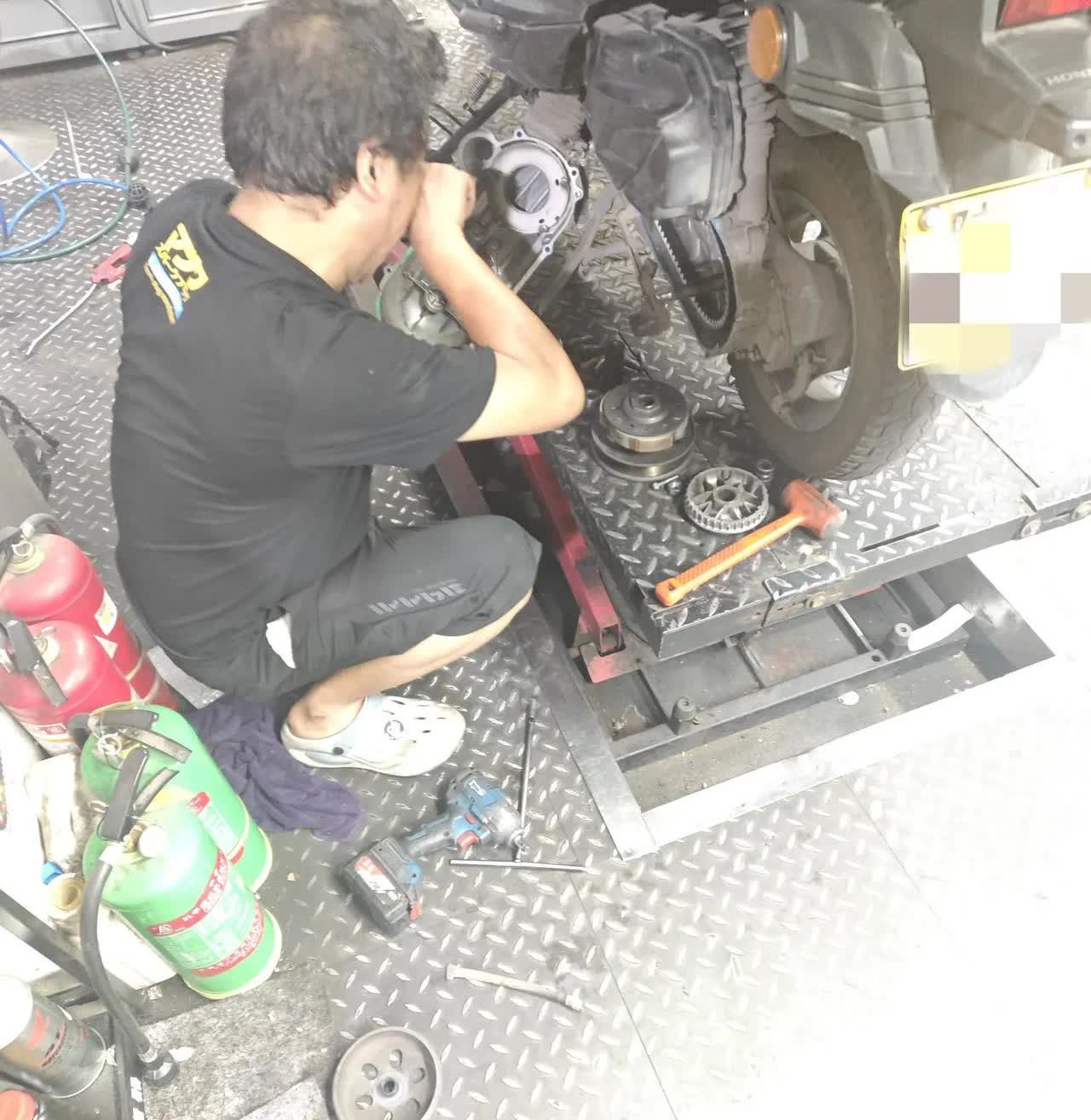 我的小踏板出现了一点问题。起步一直抖动，通过多方面打听说是皮带要坏了。皮带磨损造