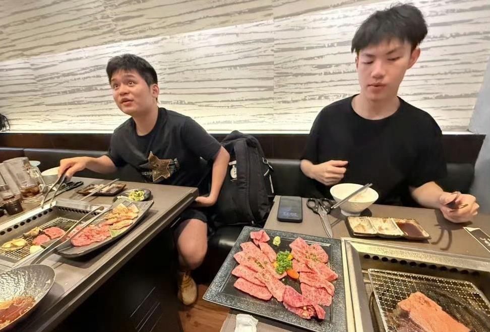 9月1日向鹏发抖音发出来林诗栋和黄友政吃烤肉，主要拍摄的不好看，把自己拍的帅气，