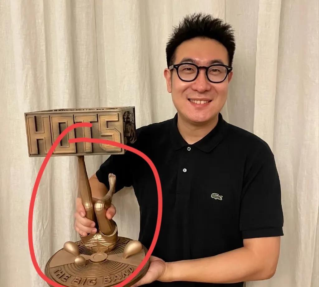 万万没想到
麻昊宁医生最牛的不是拒绝“打招呼”，
也不是他工作之余玩摇滚，而是他