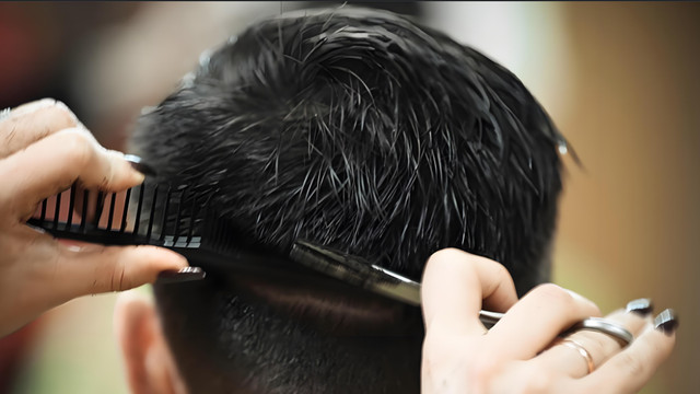 理发店的女人和男人们