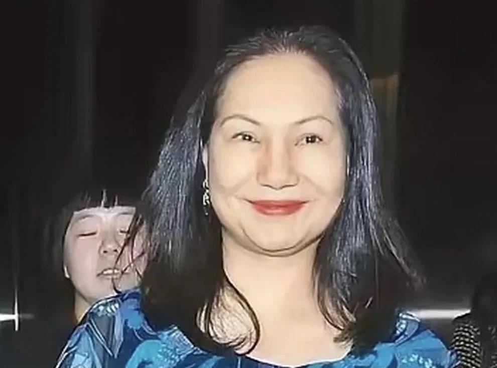 活成热搜的母爱，是深情还是生意？S妈的眼泪里藏着多少流量密码
大S去世后的第N天