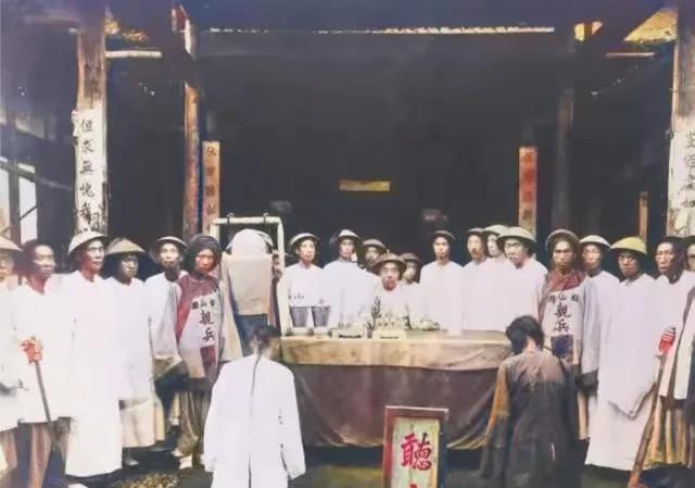 这是晚清时期，官员在衙门审理案件的真实场景，这场面，或许会颠覆看惯了清朝剧的人们