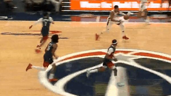 字母哥反击接球直杀篮下，对抗之下顶开老队友上篮打进