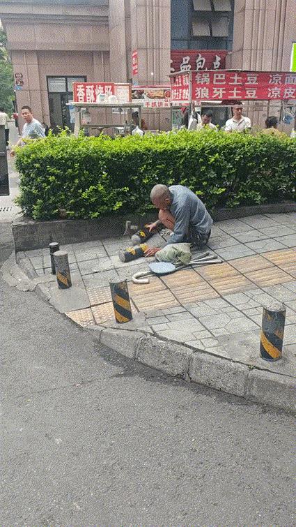 这是什么操作，大爷居然把路障拆掉砸了卖铁，网友：又可怜又可恨！