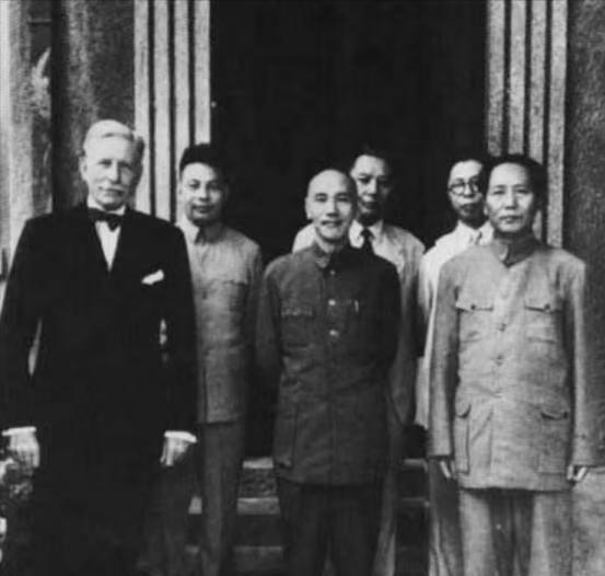 在重庆开会时，蒋介石提出让毛主席担任省长，毛主席平静地问道：“委员长要我担任哪个