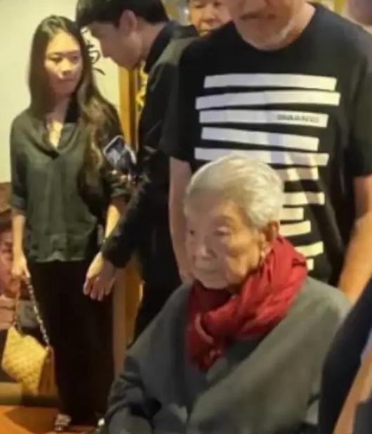 有知情人士透露，83岁蔡澜已从酒店套房转入香港某私立医院ICU病房。推开重症监护