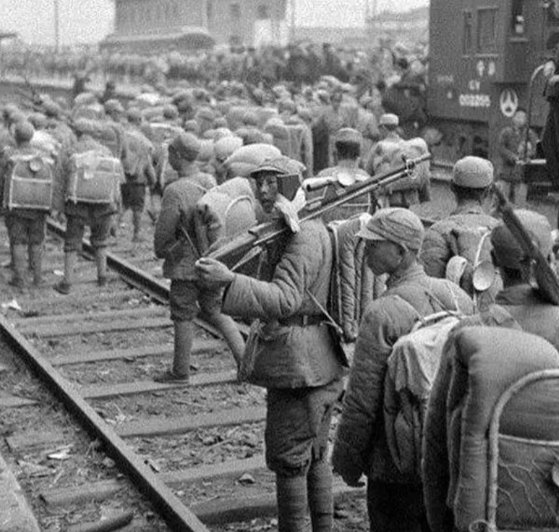 1948年，淮海战役中，国民党一名排长张定元带领部队投降。当解放军登记他的名字时