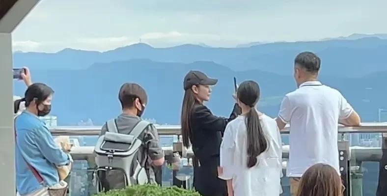 汪小菲夫妇带着小玥儿爬山祈福，小玥儿已经长高了不少，仅仅比马筱梅矮十公分罢了，长