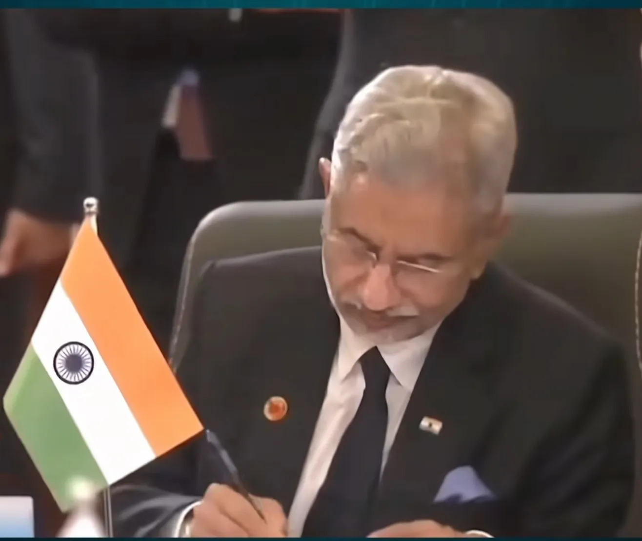 印巴握手言和，上合组织真给力











啥？印巴这对老冤家竟然手拉手