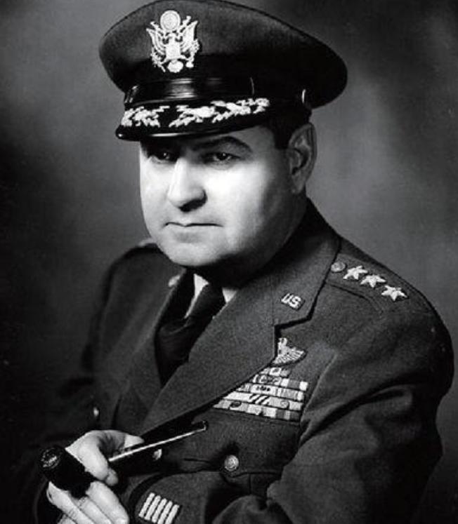 1945 年，一位美军少将指挥美空军轰炸，这场轰炸几乎让首都东京沦为“死城”，然