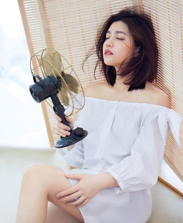 纯欲风 
 
陈妍希 男人装