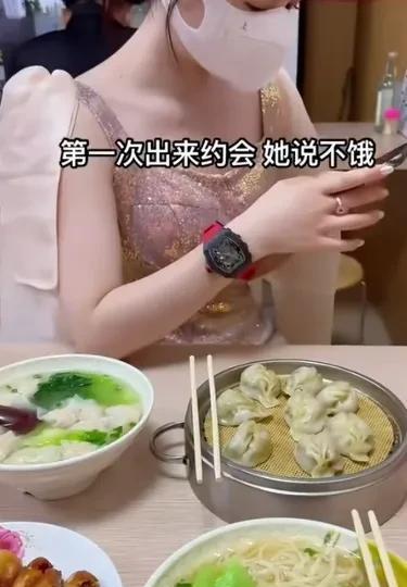 第一次约女神出来吃饭，菜上来后她居然说不饿！不饿你早说啊点这么多贵菜都浪费了。