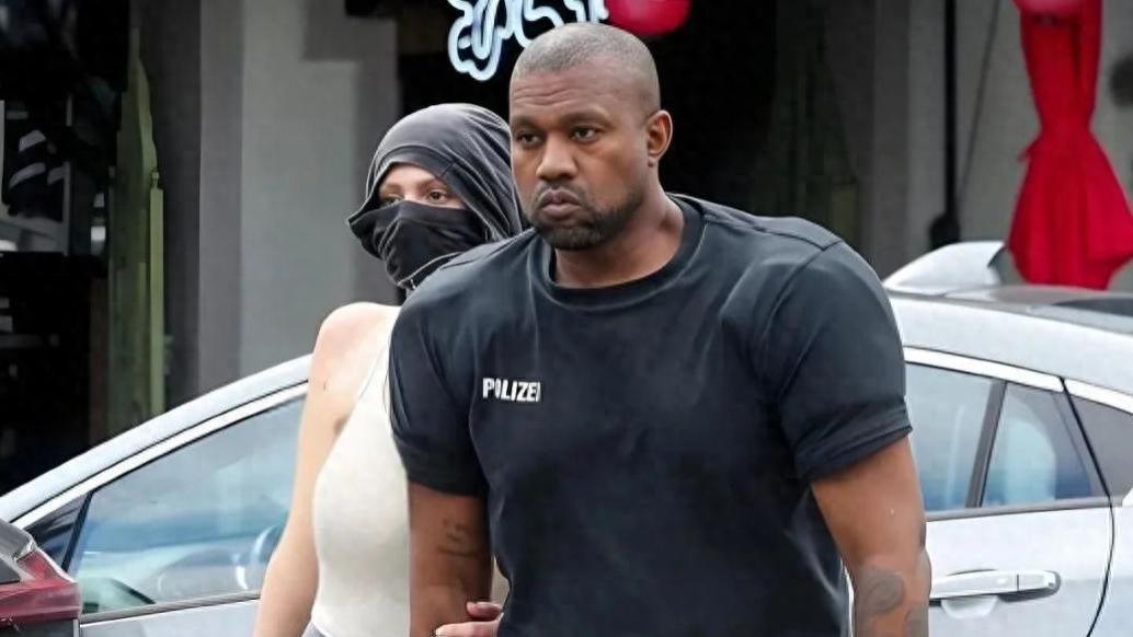 侃爷老婆再次上演皇帝的新装，外媒：极端控制的家庭暴力