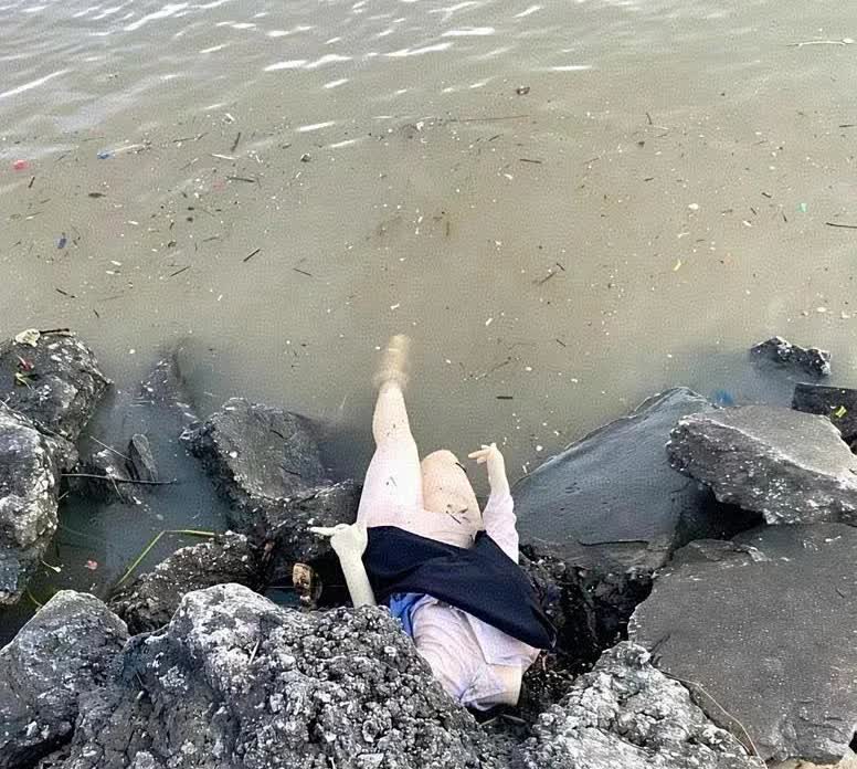 昨天在河边钓鱼，半天都没找着个好钓点。瞅见远处有个人，等走近一瞧……好家伙，可把