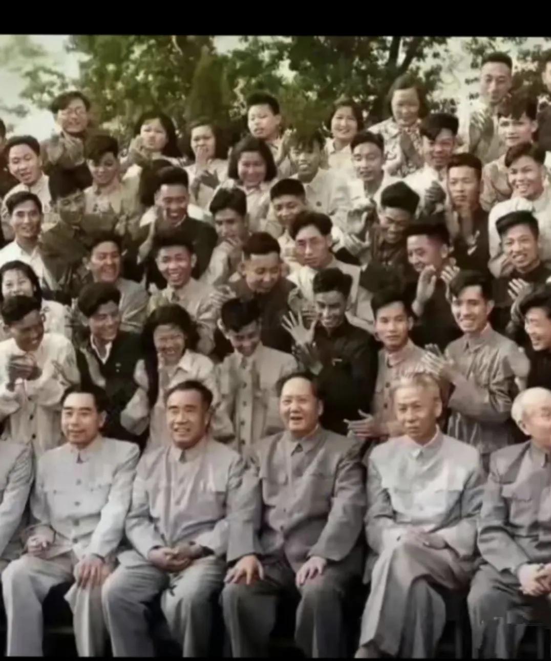 年轻人朝气蓬勃，就像早晨八九点钟的太阳，大有作为！希望寄托在你们身上！
毛主席，
