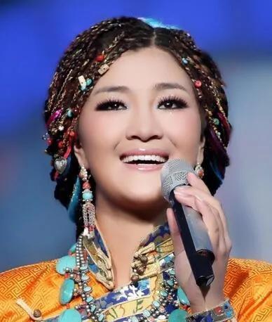 著名歌手降央卓玛说：“我有三个哥哥，两个弟弟，我是家里唯一一个女孩，也是唯一一个