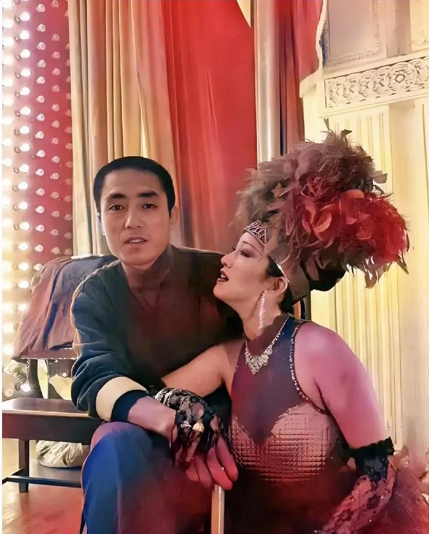 巩俐和张艺谋年轻时在影视剧里的合照。照片中的两人都正值青春年少，巩俐性感、妩媚又