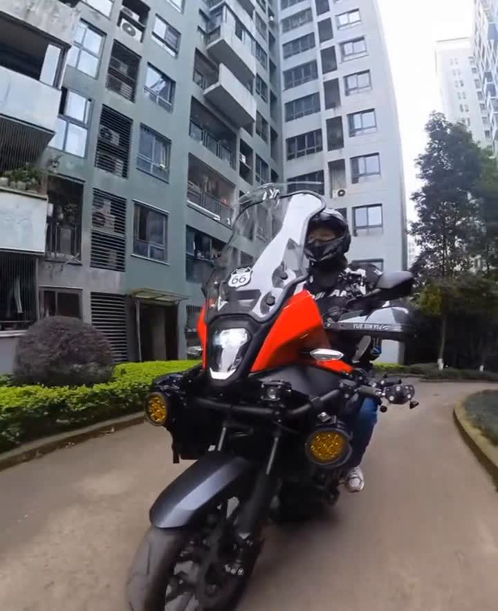 穷人玩摩托，本田就是你最好的选择。别老惦记宝马、杜卡迪，那是土豪的玩具，跟咱们有