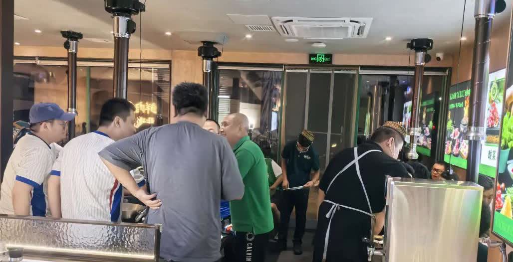 这是北京国安和上海申花的中超比赛结束后，有趣的一幕。几位上海申花球迷在吃夜宵，一